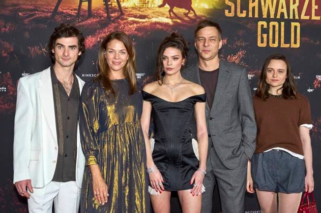 Aaron Hilmer, Jessica Schwarz, Harriet Herbig Matten, Tom Wlaschiha and Lena Urzendowsky at the premiere of the ARD mini-series Schwarzes Gold in the Kuppelsaal Hanover, 04 11 2025 Foto:xU.xStammx xFuturexImagex gold_5187