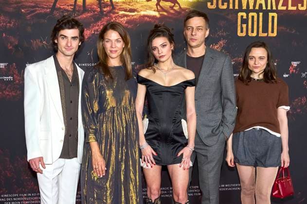 Aaron Hilmer, Jessica Schwarz, Harriet Herbig Matten, Tom Wlaschiha and Lena Urzendowsky at the premiere of the ARD mini-series Schwarzes Gold in the Kuppelsaal Hanover, 04 11 2025 Foto:xU.xStammx xFuturexImagex gold_5188
