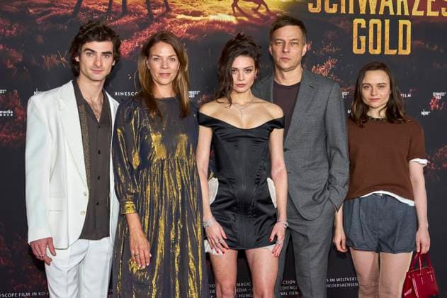 Aaron Hilmer, Jessica Schwarz, Harriet Herbig Matten, Tom Wlaschiha and Lena Urzendowsky at the premiere of the ARD mini-series Schwarzes Gold in the Kuppelsaal Hanover, 04 11 2025 Foto:xU.xStammx xFuturexImagex gold_5189