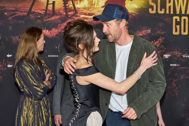 Jessica Schwarz, Harriet Herbig Matten and Stephan Kampwirth at the premiere of the ARD mini-series Schwarzes Gold in the Kuppelsaal Hanover, 04 11 2025 Foto:xU.xStammx xFuturexImagex gold_5190