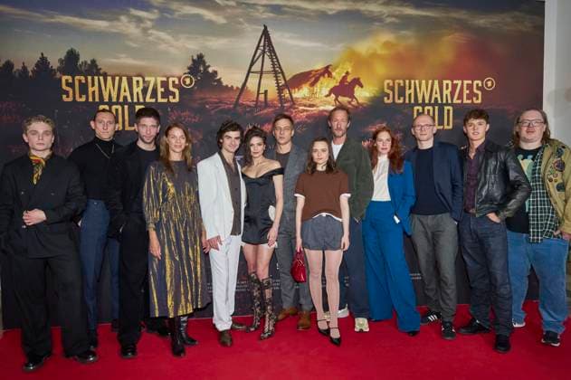 Julius Henri Busch, Liliom Lewald, Slavko Popadic, Jessica Schwarz, Aaron Hilmer Harriet Herbig-Matten, Tom Wlaschiha, Lena Urzendowsky, Stephan Kampwirth, Henny Reents, Leo Knizka und Castbei der Premiere der ARD-Miniserie Schwarzes Gold im Kuppelsaal. Hannover, 04.11.2025 *** Julius Henri Busch, Liliom Lewald, Slavko Popadic, Jessica Schwarz, Aaron Hilmer Harriet Herbig Matten, Tom Wlaschiha, Lena Urzendowsky, Stephan Kampwirth, Henny Reents, Leo Knizka and cast at the premiere of the ARD miniseries Schwarzes Gold in the Kuppelsaal Hanover, 04 11 2025 Foto:xU.xStammx xFuturexImagex gold_5191