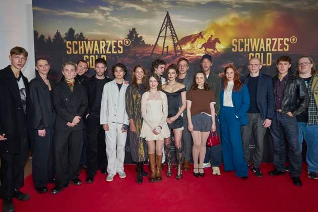 Julius Henri Busch, Liliom Lewald, Slavko Popadic, Jessica Schwarz, Aaron Hilmer Harriet Herbig Matten, Tom Wlaschiha, Lena Urzendowsky, Stephan Kampwirth, Henny Reents, Leo Knizka and cast at the premiere of the ARD miniseries Schwarzes Gold in the Kuppelsaal Hanover, 04 11 2025 Foto:xU.xStammx xFuturexImagex gold_5192