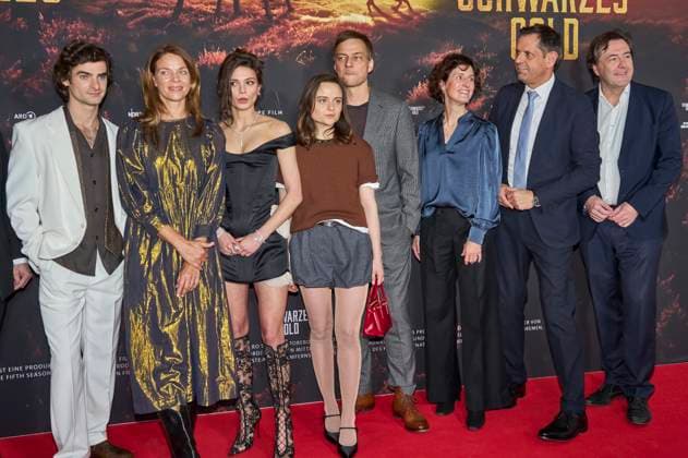 Aaron Hilmer, Jessica Schwarz, Harriet Herbig Matten, Lena Urzendowsky Tom Wlaschiha, guest Olaf Lies and Frank Beckmann at the premiere of the ARD miniseries Schwarzes Gold in the Kuppelsaal Hanover, 04 11 2025 Foto:xU.xStammx xFuturexImagex gold_5195