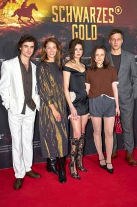 at the premiere of the ARD mini-series Schwarzes Gold in the Kuppelsaal Hanover, 04 11 2025 Foto:xU.xStammx xFuturexImagex gold_5198