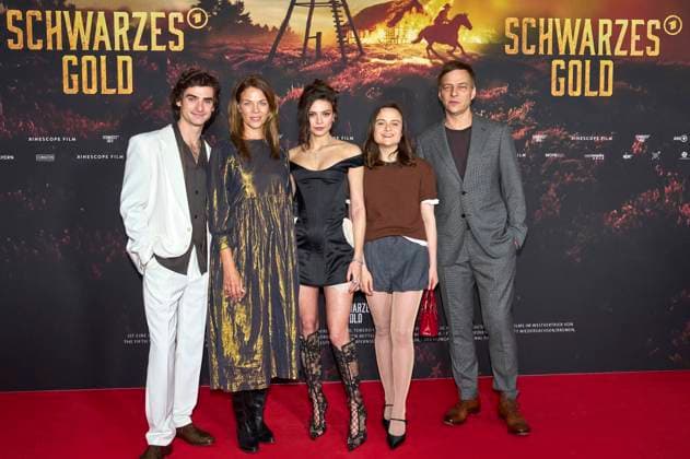 at the premiere of the ARD mini-series Schwarzes Gold in the Kuppelsaal Hanover, 04 11 2025 Foto:xU.xStammx xFuturexImagex gold_5199