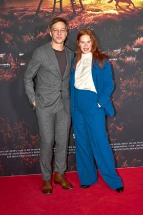 Tom Wlaschiha and Henny Reents at the premiere of the ARD mini-series Schwarzes Gold in the Kuppelsaal Hanover, 04 11 2025 Foto:xU.xStammx xFuturexImagex gold_5202