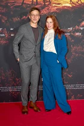 Tom Wlaschiha and Henny Reents at the premiere of the ARD mini-series Schwarzes Gold in the Kuppelsaal Hanover, 04 11 2025 Foto:xU.xStammx xFuturexImagex gold_5203