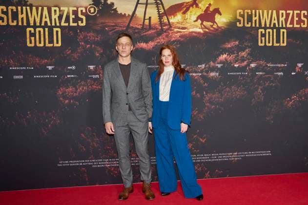 Tom Wlaschiha and Henny Reents at the premiere of the ARD mini-series Schwarzes Gold in the Kuppelsaal Hanover, 04 11 2025 Foto:xU.xStammx xFuturexImagex gold_5204