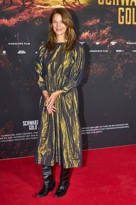 Jesscia Schwarz at the premiere of the ARD mini-series Schwarzes Gold in the Kuppelsaal Hanover, 04 11 2025 Foto:xU.xStammx xFuturexImagex gold_5208