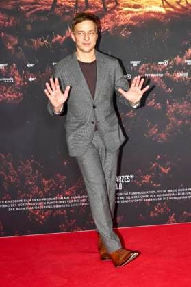 Tom Wlaschiha at the premiere of the ARD mini-series Schwarzes Gold in the Kuppelsaal Hanover, 04 11 2025 Foto:xU.xStammx xFuturexImagex gold_5212