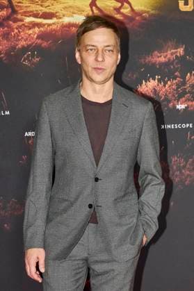 Tom Wlaschiha at the premiere of the ARD mini-series Schwarzes Gold in the Kuppelsaal Hanover, 04 11 2025 Foto:xU.xStammx xFuturexImagex gold_5214