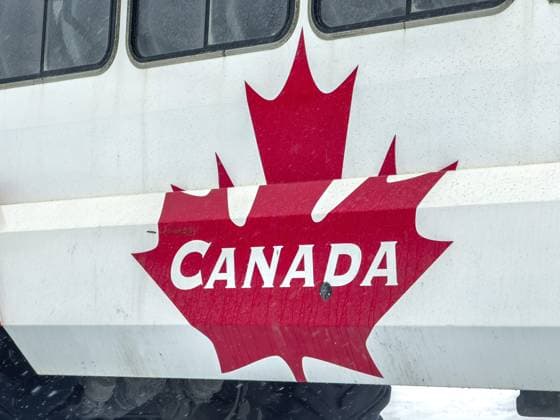 Jasper, Alberta, Kanada. 9. Mai 2025. Eine Nahaufnahme zeigt die Seite eines Ice Explorer Busses mit einem großen, stilisierten roten Ahornblatt, dem ikonischen Symbol Kanadas, mit dem Wort CANADA Jasper, Alberta, Canada. May 9, 2025. A close-up shows the side of a Ice Explorer bus featuring a large, stylized red maple leaf, the iconic symbol of Canada, with the word CANADA Copyright: imageBROKER MarvinxSamuelxTolent ibliqx15461078.jpg