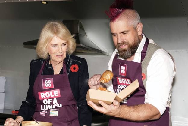 Community volunteering celebration Queen Camilla helps Spudman prepare food as he delivers jacket potatoes in a Royal Voluntary Service food truck, as she hosts members of the National Association of Care Catering (NACC), and representatives from Royal Voluntary Service (RVS) in a celebration of community volunteering during Meals on Wheels Week, at Clarence House in central London. Picture date: Wednesday November 5, 2025., Credit:Jordan Pettitt Avalon UK, London  Copyright: xJordanxPettittx xAvalonx 1050493210