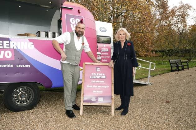 Community volunteering celebration Queen Camilla meets Spudman as he delivers jacket potatoes in a Royal Voluntary Service food truck, as she hosts members of the National Association of Care Catering (NACC), and representatives from Royal Voluntary Service (RVS) in a celebration of community volunteering during Meals on Wheels Week, at Clarence House in central London. Picture date: Wednesday November 5, 2025., Credit:Jordan Pettitt Avalon UK, London  Copyright: xJordanxPettittx xAvalonx 1050493336