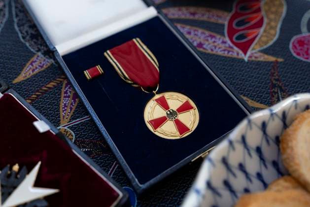 Bundesverdienstmedaille am Band 05112025 - Die Bundesverdienstmedaille ist die niedrigste Stufe des Verdienstordens der Bundesrepublik Deutschland, welcher fuer besondere Leistungen im sozialen, karitativen oder mitmenschlichen Bereich verliehen wird. Sie wird vom Bundespraesidenten gestiftet und ist eine runde, goldfarbene Medaille mit einem Durchmesser von 38 mm, die auf der Vorderseite das Ordenszeichen zeigt. Auszeichnungen koennen von jedermann beim jeweiligen Staatsministerium angeregt werden, wobei die Verdienstmedaille im Allgemeinen als Erstauszeichnung dient und kein Mindestalter erfordert. Erfurt Thueringen Germany *** Federal Medal of Merit on ribbon 05112025 The Federal Medal of Merit is the lowest level of the Order of Merit 051125_ppb-1