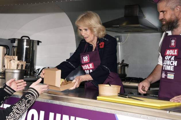 . 05 11 2025. London, United Kingdom. Queen Camilla with social media star ÔSpudmanÕ as she helps out at a food truck during a reception to celebrate community volunteering at Clarence House in London.  xPoolx xi-Imagesx IIM-26355-0001