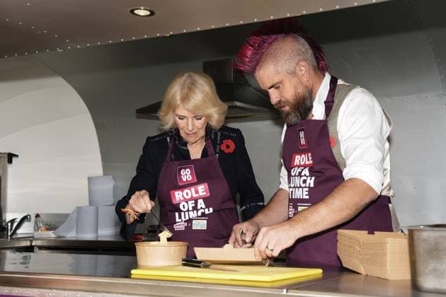 . 05 11 2025. London, United Kingdom. Queen Camilla with social media star ÔSpudmanÕ as she helps out at a food truck during a reception to celebrate community volunteering at Clarence House in London.  xPoolx xi-Imagesx IIM-26355-0003