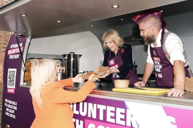 . 05 11 2025. London, United Kingdom. Queen Camilla with social media star ÔSpudmanÕ as she helps out at a food truck during a reception to celebrate community volunteering at Clarence House in London.  xPoolx xi-Imagesx IIM-26355-0005