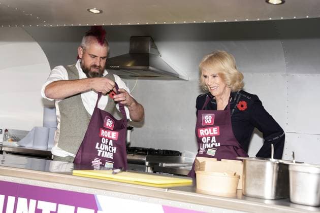. 05 11 2025. London, United Kingdom. Queen Camilla with social media star ÔSpudmanÕ as she helps out at a food truck during a reception to celebrate community volunteering at Clarence House in London.  xPoolx xi-Imagesx IIM-26355-0007