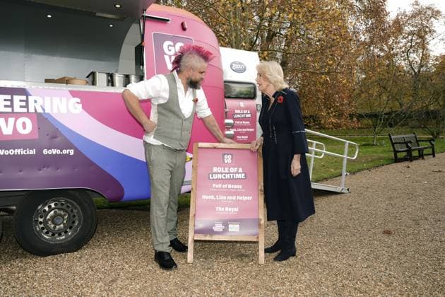. 05 11 2025. London, United Kingdom. Queen Camilla with social media star ÔSpudmanÕ as she helps out at a food truck during a reception to celebrate community volunteering at Clarence House in London.  xPoolx xi-Imagesx IIM-26355-0008