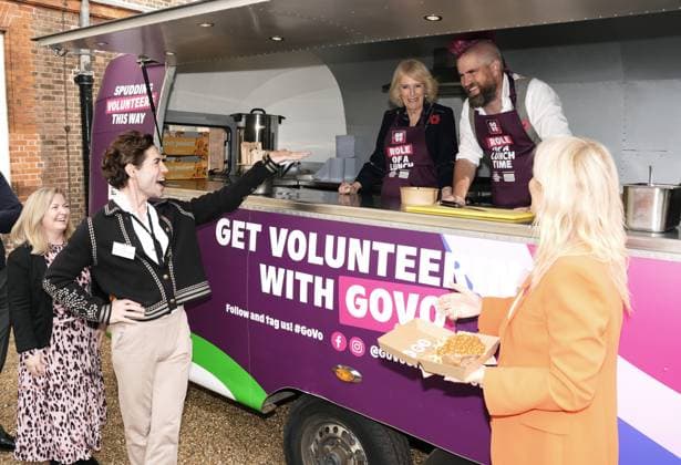 . 05 11 2025. London, United Kingdom. Queen Camilla with social media star ÔSpudmanÕ as she helps out at a food truck during a reception to celebrate community volunteering at Clarence House in London.  xPoolx xi-Imagesx IIM-26355-0012