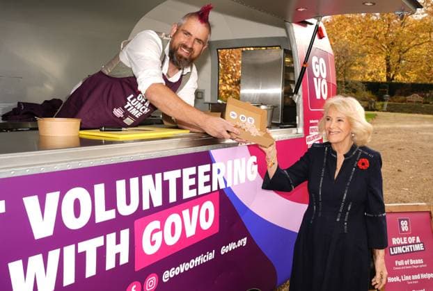 . 05 11 2025. London, United Kingdom. Queen Camilla with social media star ÔSpudmanÕ as she helps out at a food truck during a reception to celebrate community volunteering at Clarence House in London.  xPoolx xi-Imagesx IIM-26355-0017
