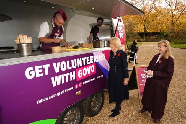 . 05 11 2025. London, United Kingdom. Queen Camilla with social media star ÔSpudmanÕ as she helps out at a food truck during a reception to celebrate community volunteering at Clarence House in London.  xPoolx xi-Imagesx IIM-26355-0019