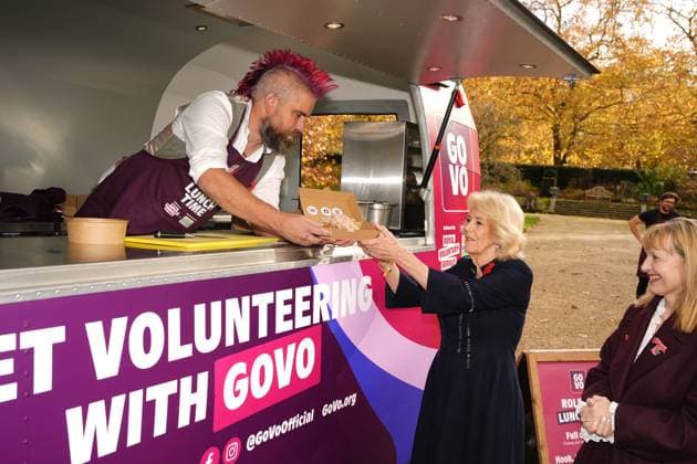 . 05 11 2025. London, United Kingdom. Queen Camilla with social media star ÔSpudmanÕ as she helps out at a food truck during a reception to celebrate community volunteering at Clarence House in London.  xPoolx xi-Imagesx IIM-26355-0020