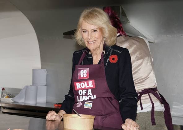 . 05 11 2025. London, United Kingdom. Queen Camilla with social media star ÔSpudmanÕ as she helps out at a food truck during a reception to celebrate community volunteering at Clarence House in London.  xPoolx xi-Imagesx IIM-26355-0022