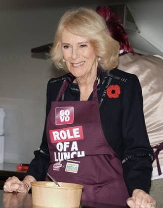 . 05 11 2025. London, United Kingdom. Queen Camilla with social media star ÔSpudmanÕ as she helps out at a food truck during a reception to celebrate community volunteering at Clarence House in London.  xPoolx xi-Imagesx IIM-26355-0024