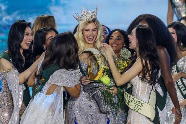 (251105) -- PARANAQUE CITY, Nov. 5, 2025 -- Newly-crowned Miss Earth 2025 Natalie Puskinova (C) of the Czech Republic is congratulated by other candidates during the Miss Earth 2025 coronation night in Paranaque City, the Philippines, on Nov. 5, 2025. ) PHILIPPINES-PARANAQUE CITY-MISS EARTH 2025-CORONATION NIGHT RouellexUmali 