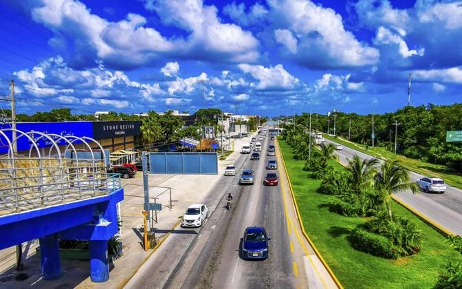 Playa del Carmen Quintana Roo Mexiko 06. November 2024 Typisches Straßen, Straßen und Stadtbild mit Autos, Verkehr, Fußgängerbrücke, Überführung oder Autobahn von Playa del Carmen in Mexiko Playa del Carmen Quintana Roo Mexico 06. November 2024 Typical street road and cityscape with cars traffic pedestrian bridge overpass oer highway of Playa del Carmen in Mexico Copyright: imageBROKER ArkadijxSchell ibliqx15493032.jpg