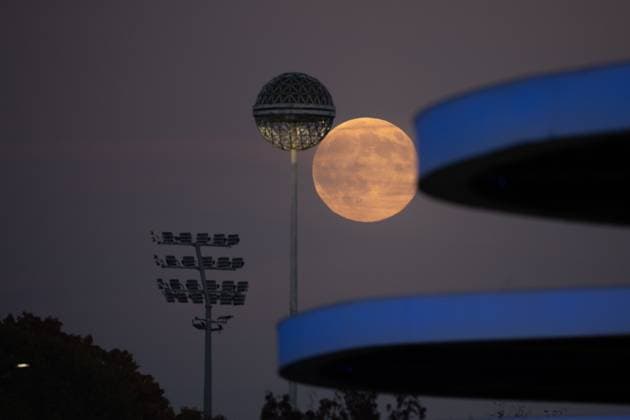 Supermoon over San Siro Stadium MILAN, ITALY - NOVEMBER 5: The supermoon is seen rising behind a street lamp outside San Siro Stadium in Milan, Italy, on November 5, 2025. Piero Cruciatti Anadolu Milan Italy. Editorial use only. Please get in touch for any other usage.  Copyright: x2025xAnadoluxPieroxCruciattix