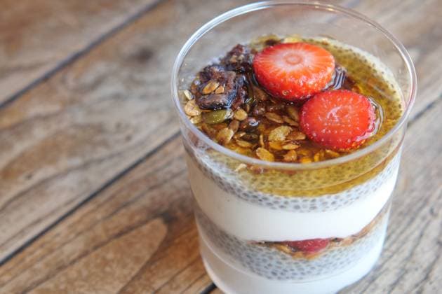 IMAGO Creative, Food, High Protein Frühstück Nutritious Chia Seed Pudding with Granola and Strawberries is a healthy breakfast or dessert Delicious chia seed pudding topped with granola and fresh strawberries, perfect for a healthy breakfast., 60106234.jpg RECORD DATE NOT STATED