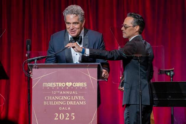 Jeffrey Soffer (L), president and CEO of Fontainebleau Development, speaks alongside American musician Marc Anthony during the 12th Annual Changing Lives, Building Dreams Gala in New York, United States, 05 November 2025. 12th Annual Changing Lives, Building Dreams Gala in New York !ACHTUNG: NUR REDAKTIONELLE NUTZUNG!  Copyright: xAngelxColmenaresx AME5885 20251106-55018450137_1