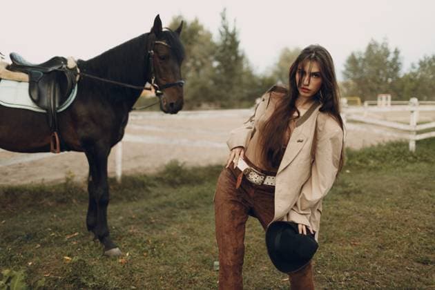 Cowgirl in brauner Kleidung mit ihrem Pferd auf einer Ranch im Freien Cowgirl in brown clothes with her horse at outdoors ranch Copyright: imageBROKER Maxx4e ibxiqx15483648.jpg ,model released, Symbolfoto ,property released