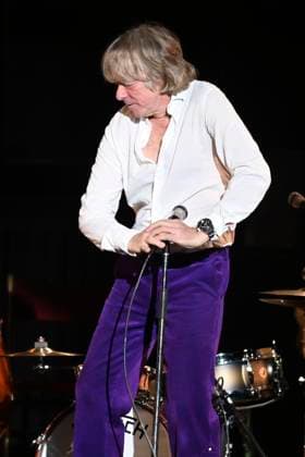 Helge Schneider live at a concert of his Ein Mann und seine Musik Tour in the Kuppelsaal Hanover, 05 11 2025 Foto:xR.xKeuntjex xFuturexImagex schneider_5106