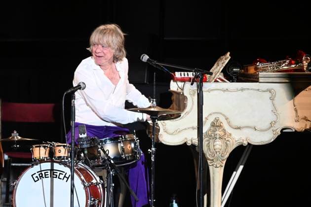 Helge Schneider live at a concert of his Ein Mann und seine Musik Tour in the Kuppelsaal Hanover, 05 11 2025 Foto:xR.xKeuntjex xFuturexImagex schneider_5118