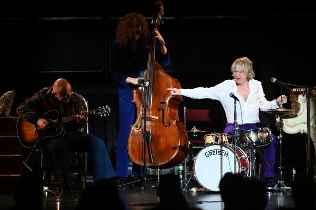 Sandro Giampietro, Leo Richartz and Helge Schneider live at a concert of the Ein Mann und seine Musik Tour in the Kuppelsaal Hanover, 05 11 2025 Foto:xR.xKeuntjex xFuturexImagex schneider_5120