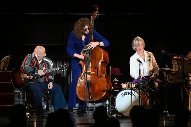 Sandro Giampietro, Leo Richartz and Helge Schneider live at a concert of the Ein Mann und seine Musik Tour in the Kuppelsaal Hanover, 05 11 2025 Foto:xR.xKeuntjex xFuturexImagex schneider_5121