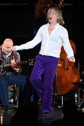 Helge Schneider live at a concert of his Ein Mann und seine Musik Tour in the Kuppelsaal Hanover, 05 11 2025 Foto:xR.xKeuntjex xFuturexImagex schneider_5126