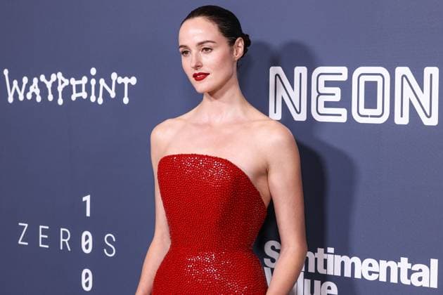 Los Angeles Premiere Of Neon s Sentimental Value Norwegian actress Renate Reinsve wearing a Schiaparelli FW25 Couture gown arrives at the Los Angeles Premiere Of Neon s Sentimental Value held at the DGA Theater Complex at The Directors Guild of America in Los Angeles, California, United States. DGA Theater Complex at The Directors Guild of America, Los Angeles, California, USA California United States  Copyright: xImagexPressxAgencyx originalFilename: collin-losangel251106_npRt6.jpg