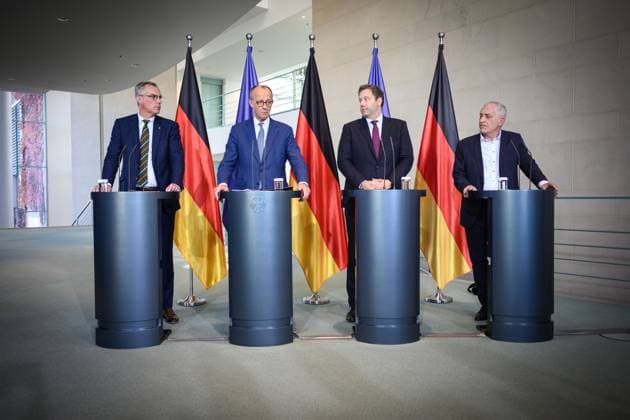 Berlin, Stahlgipfel im Bundeskanzleramt, Pressekonferenz Pressestatements von Bundeskanzler Friedrich Merz (CDU), Finanzminister Lars Klingbeil (SPD), des Präsidenten der Wirtschaftsvereinigung Stahl, Gunnar Groebler, und des 2. Vorsitzenden der IG Metall, Jürgen Kerner am 06.11.2025 im Bundeskanzleramt in Berlin. Berlin Bundeskanzleramt Berlin Deutschland *** Berlin, Steel Summit in the Federal Chancellery, Press conference Press statements by Federal Chancellor Friedrich Merz CDU , Finance Minister Lars Klingbeil SPD , the President of the German Steel Federation, Gunnar Groebler, and the 2nd Chairman of IG Metall, Jürgen Kerner on 06 11 2025 in the Federal Chancellery in Berlin Berlin Federal Chancellery Berlin Germany