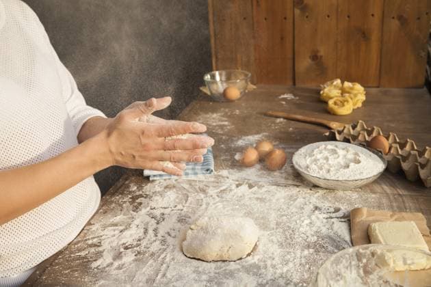 Vorbereitung für die Teigherstellung. Mit allen Zutaten auf dem Tisch Preparation for making dough. With all ingredients on table Copyright: imageBROKER IuliiaxIsaeva ibxiqx15403934.jpg ,model released, Symbolfoto ,property released