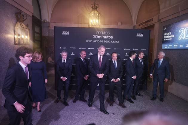 The King attends the XXV anniversary of the newspaper 20MINUTOS King Felipe VI c on his arrival at the celebration of the XXV anniversary of the newspaper 20MINUTOS, at the Teatro Real, on November 6, 2025, in Madrid Spain Also held the delivery of the III edition of the 20MINUTOS Awards which recognizes the work of institutions and personalities to build a better society 06 NOVEMBER 2025 JOURNALISM ANNIVERSARY 25 YEAR ANNIVERSARY 20 MINUTOS AWARDS KING FELIPE VI Madrid Madrid Spain  Copyright: xRicardoxRubiox 7081384