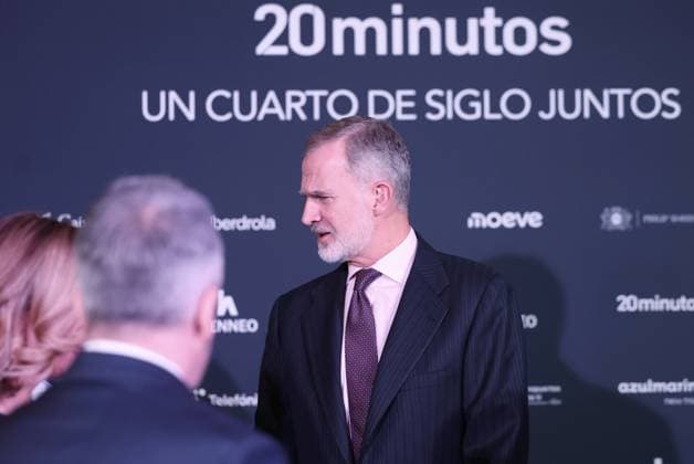 The King attends the XXV anniversary of the newspaper 20MINUTOS King Felipe VI on his arrival at the celebration of the XXV anniversary of the newspaper 20MINUTOS, at the Teatro Real, on November 6, 2025, in Madrid Spain The III edition of the 20MINUTOS Awards that recognizes the work of institutions and personalities to build a better society 06 NOVEMBER 2025 JOURNALISM ANNIVERSARY 25 YEAR ANNIVERSARY 20 MINUTOS AWARDS KING FELIPE VI Madrid Madrid Spain  Copyright: xRicardoxRubiox 7081380