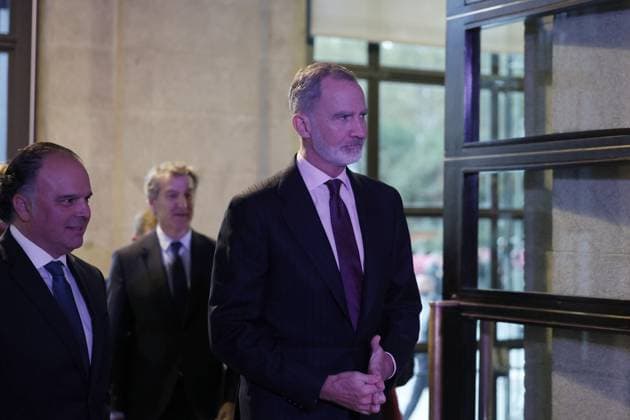 The King attends the XXV anniversary of the newspaper 20MINUTOS King Felipe VI on his arrival at the celebration of the XXV anniversary of the newspaper 20MINUTOS, at the Teatro Real, on November 6, 2025, in Madrid Spain The III edition of the 20MINUTOS Awards that recognizes the work of institutions and personalities to build a better society 06 NOVEMBER 2025 JOURNALISM ANNIVERSARY 25 YEAR ANNIVERSARY 20 MINUTOS AWARDS KING FELIPE VI Madrid Madrid Spain  Copyright: xRicardoxRubiox 7081381