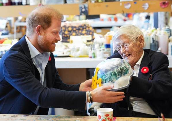 November 6, 2025, Toronto, On, CANADA: Prince Harry, left, receives a painted army helmet from 101 year-old war veteran Brenda Reid as he meets with some of Canada s oldest veterans, joining them in a creative arts program at Sunnybrook Hospital s veterans centre in Toronto, Thursday, Nov. 6, 2025. Toronto CANADA - ZUMAc35_ 20251106_zaf_c35_057 Copyright: xNathanxDenettex