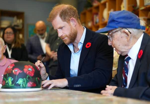 November 6, 2025, Toronto, On, CANADA: Prince Harry, left, helps paint army helmet with 101 year-old war veteran Jim LaForce as he meets with some of Canada s oldest veterans, joining them in a creative arts program at Sunnybrook Hospital s veterans centre in Toronto, Thursday, Nov. 6, 2025. Toronto CANADA - ZUMAc35_ 20251106_zaf_c35_059 Copyright: xNathanxDenettex