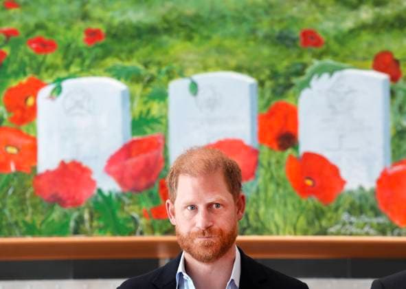 November 6, 2025, Toronto, On, CANADA: Prince Harry meets with some of Canada s oldest veterans, joining them in a creative arts program at Sunnybrook Hospital s veterans centre in Toronto, Thursday, Nov. 6, 2025. Toronto CANADA  - ZUMAc35_ 20251106_zaf_c35_063 Copyright: xNathanxDenettex